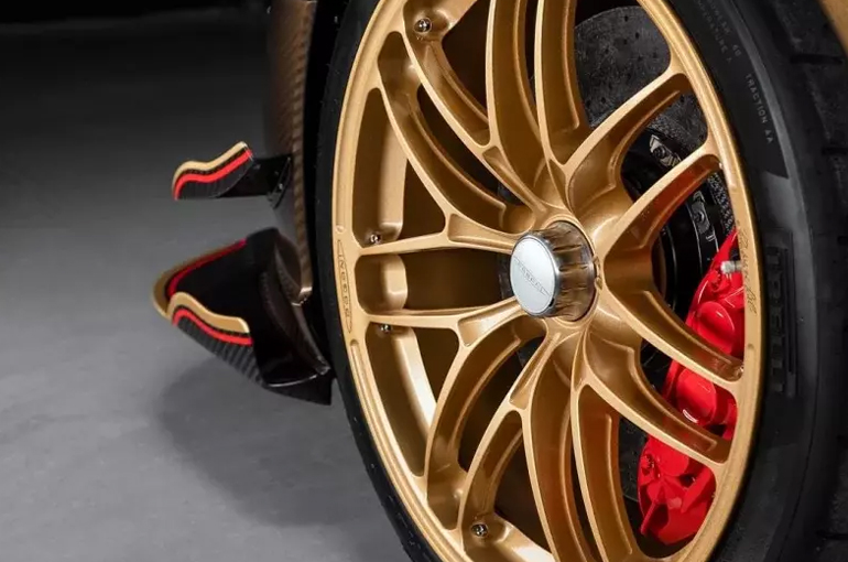 Μονομπούλωνες ζάντες σε απόχρωση χαλκού.