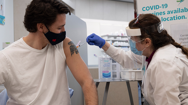 Καναδάς: Ο πρωθυπουργός Τζάστιν Τριντό έκανε την πρώτη δόση του εμβολίου της AstraZeneca