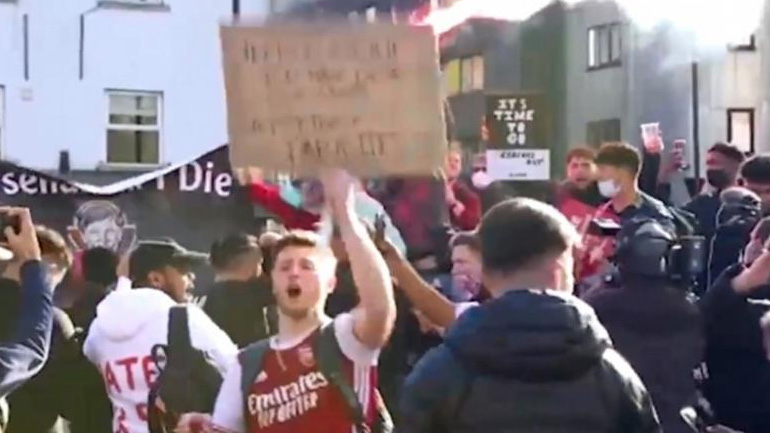 Άρσεναλ: Χιλιάδες κόσμου σε διαδήλωση κατά του Κρόνκι έξω απ’ το «Emirates»