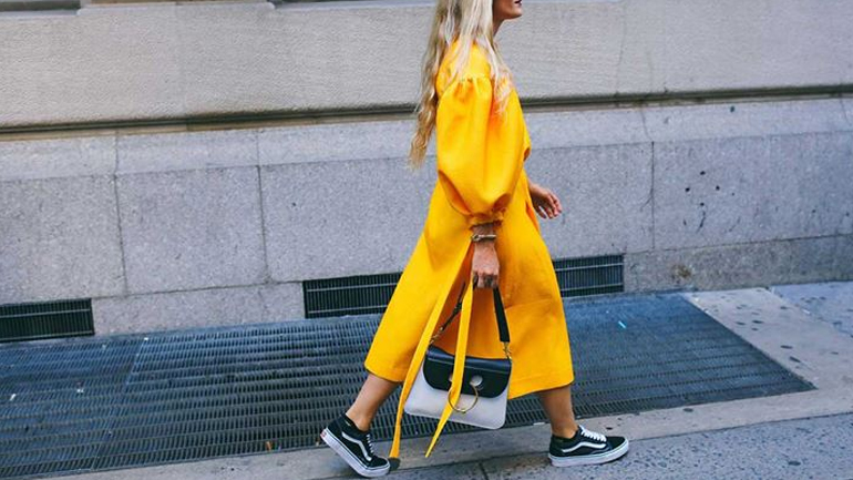 Φόρεμα με sneakers: Το ντύσιμο που αγαπούν οι street style stars