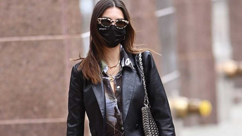 Emily Ratajkowski: Με leather κοστούμι και αθλητικά στους δρόμους της Νέας Υόρκης