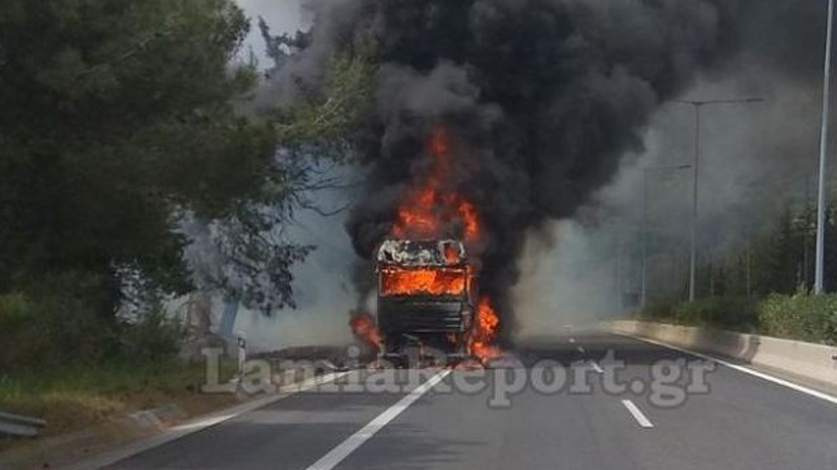 Στις φλόγες νταλίκα στην Ε.Ο. Λαμίας – Θεσσαλονίκης