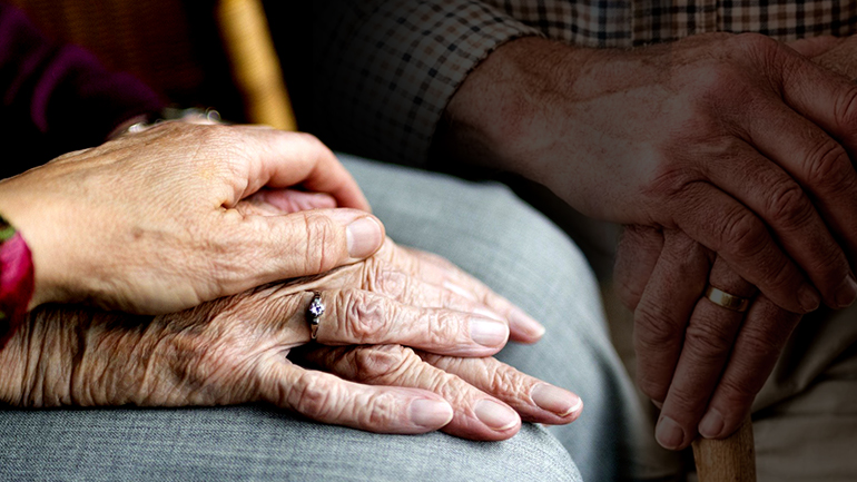 “Έδεναν τους γέροντες στα κρεβάτια, τους έδερναν και τους βασάνιζαν”