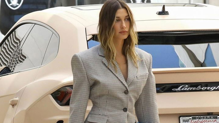 Η Hailey Bieber μόλις κράτησε την ιδανική tote bag του καλοκαιριού