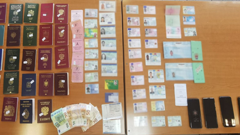 Παρίστανε την έγκυο για να… πλαστογραφεί διαβατήρια και ταυτότητες