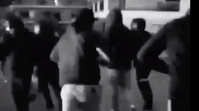 Βίντεο-σοκ από άγριο ξύλο μεταξύ οπαδών στη Θεσσαλονίκη