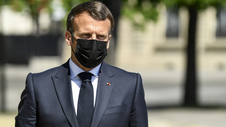 Γαλλία: Ο Μακρόν επισκέφθηκε την οικογένεια του θύματος της επίθεσης σε αστυνομικό τμήμα