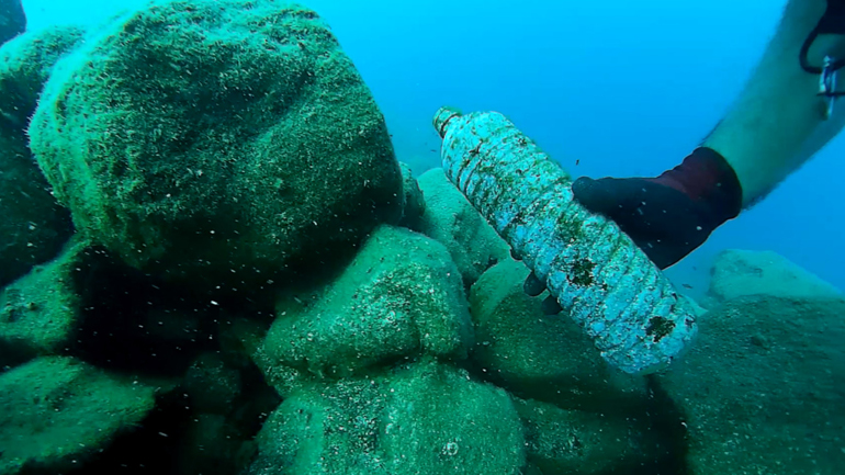 Σαντορίνη: Υποβρύχιος καθαρισμός στον Όρμο Φηρών