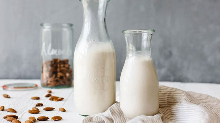 Πώς να φτιάξετε το θαυματουργό γάλα αμυγδάλου στο σπίτι;