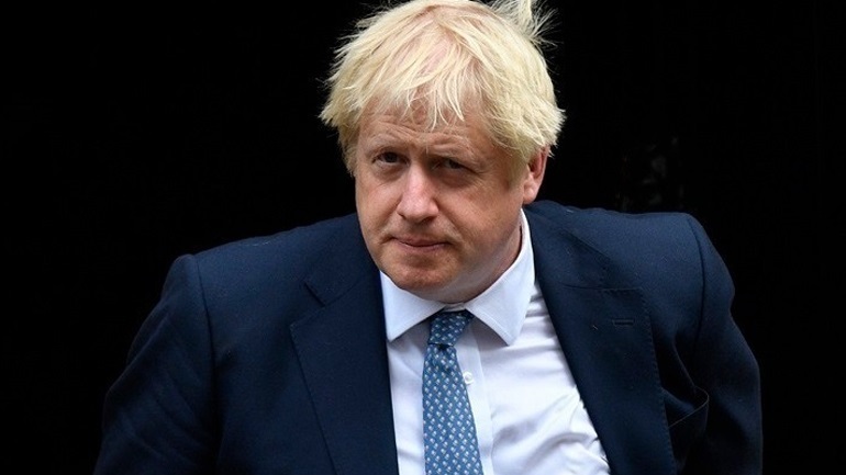 Daily Mail: Ο Μπόρις Τζόνσον προτιμούσε να αφήσουν «τα πτώματα να στοιβάζονται κατά χιλιάδες»