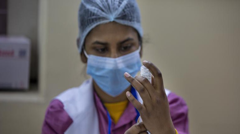 Το Παρίσι στέλνει ιατρικό εξοπλισμό στην Ινδία