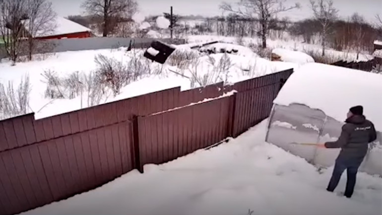 Kαθαρίζοντας το χιόνι από τον κήπο 