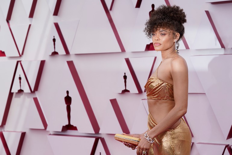 Η τραγουδίστρια Andra Day, η οποία με την εμφάνιση της κόβει την ανάσα