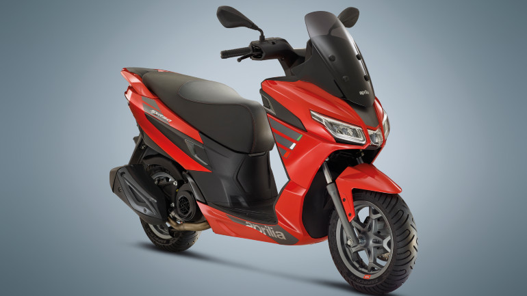Το μικρό σπορ scooter πόλης της Aprilia συνδέεται με το smartphone!