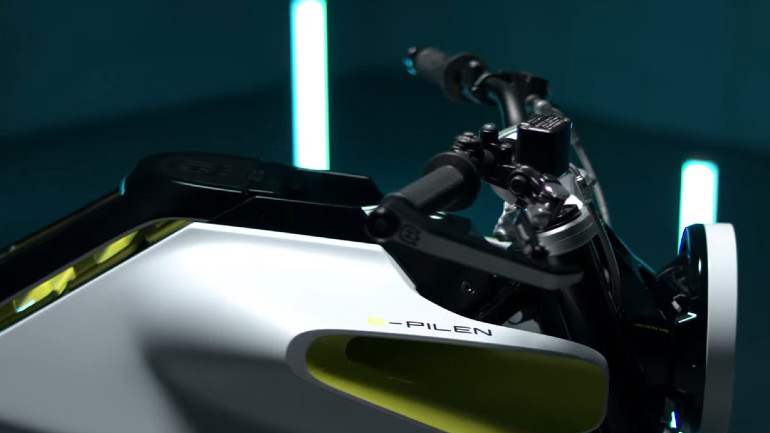 Στη θέση του ρεζερβουάρ υπάρχουν 3 αποσπώμενες μπαταρίες.