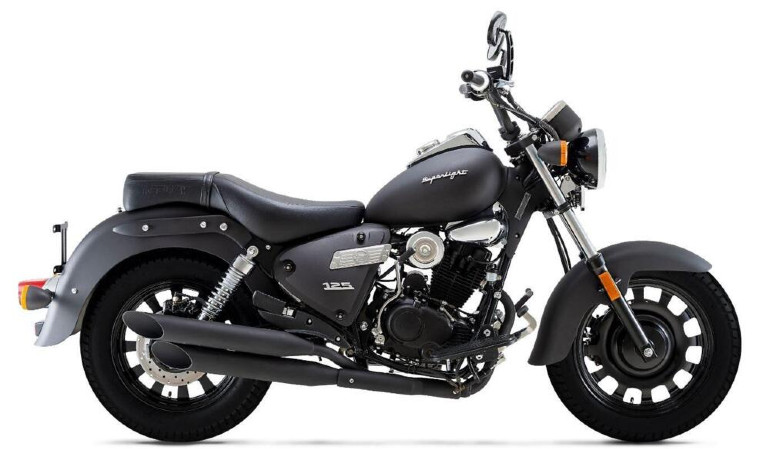 Ο μαύρος ματ χρωματισμός ακόμα και στις εξατμίσεις το κάνει να ξεχωρίζει.