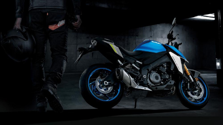 Το πίσω μέρος είναι γνώριμο, λίγο πιο στρογγυλεμένο και με LED φώτα και φλας.