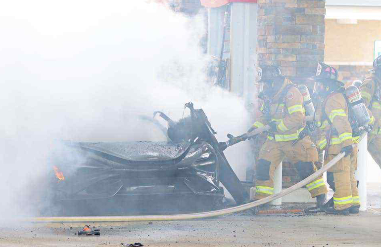 Οι πυροσβέστες επιχείρησαν να σώσουν το αυτοκίνητο αλλά δεν τα κατάφεραν.