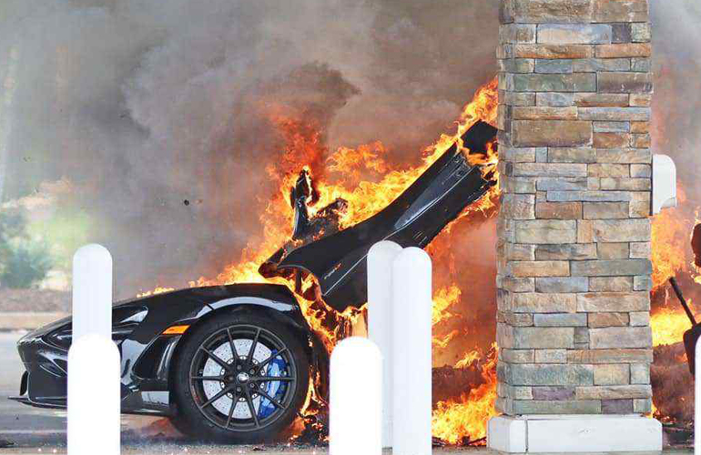 Η φωτιά επεκτάθηκε γρήγορα σε όλο το αμάξωμα.