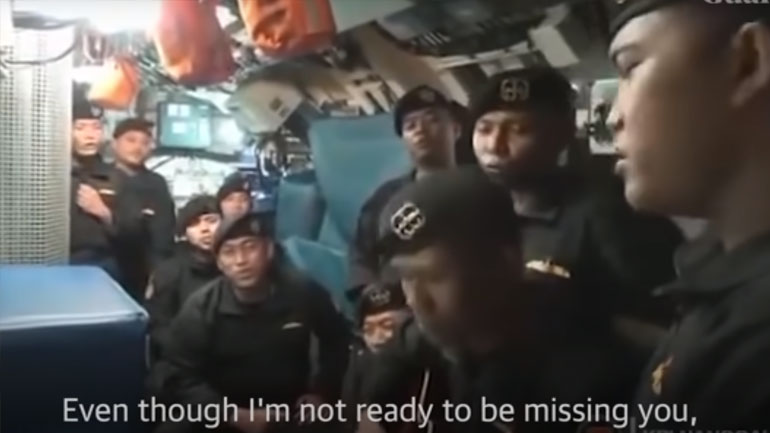 Ινδονησία: Συγκλονίζει το βίντεο από το υποβρύχιο του θανάτου – Το πλήρωμα τραγουδά «αντίο» Ινδονησία: Συγκλονίζει το βίντεο από το υποβρύχιο του θανάτου – Το πλήρωμα τραγουδά «αντίο»