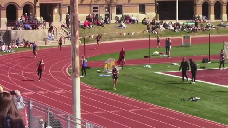 Σκύλος κερδίζει αγώνα σκυταλοδρομίας!