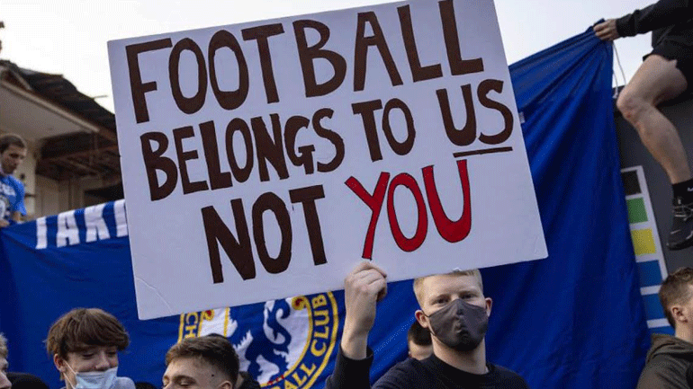 Στα γήπεδα ομάδες από καφενεία, πιτσαρίες και μπυραρίες