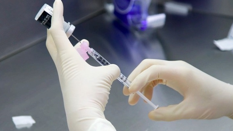 Μία δόση εμβολίου μειώνει σχεδόν στο μισό τον κίνδυνο μετάδοσης του κορωνοϊού μέσα στα σπίτια