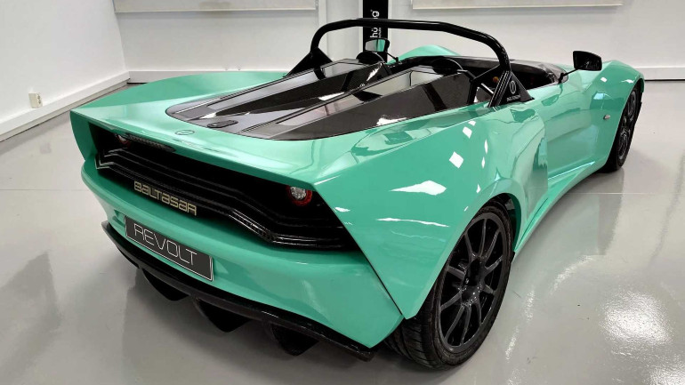 Πολύ απλό σχεδιαστικά το Revolt. Η έμφαση έχει δοθεί στις επιδόσεις...