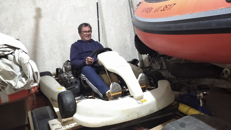 Μας έδειξε και το αγωνιστικό του καρτ, δίχρονο 125 κ.εκ.