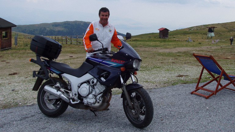 Με το Yamaha TDM850 του σε κάποιο βουνό της Ελλάδας.