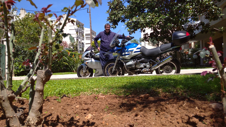 Παρέα με τις αγαπημένες του Ducati 800SS και BMW R1150GS.