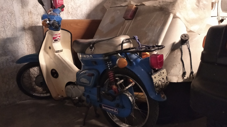 Και φυσικά το στρογγυλοφάναρο Honda C50...