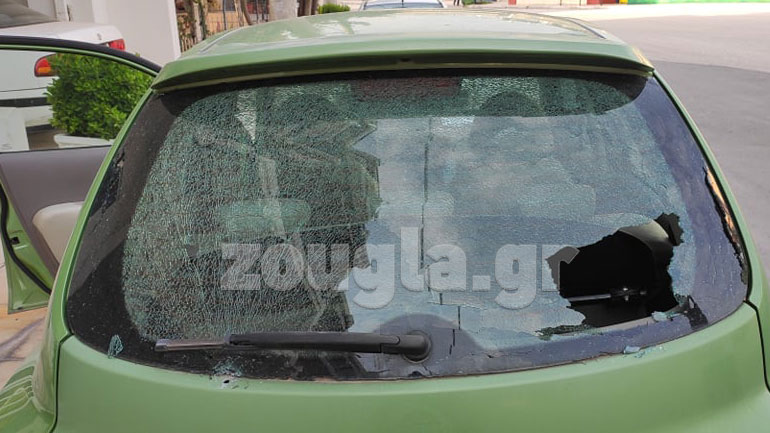 Βγήκε από το σπίτι και βρήκε το τζάμι του αυτοκινήτου του σπασμένο από σφαίρες