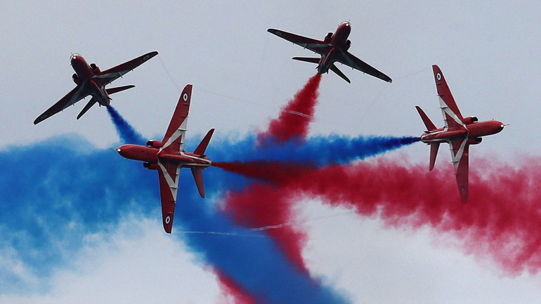 Η φημισμένη βρετανική ομάδα «RED ARROWS» στην αεροπορική βάση της Τανάγρας Η φημισμένη βρετανική ομάδα «RED ARROWS» στην αεροπορική βάση της Τανάγρας