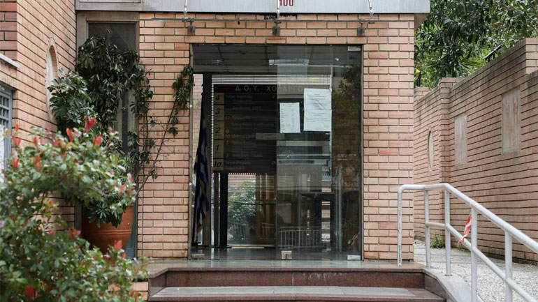 Επίθεση με γκαζάκια στη ΔΟΥ Χολαργού