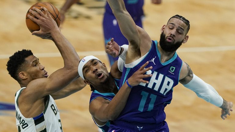 Νίκη για τους Μπακς, 114-104 τους Χόρνετς