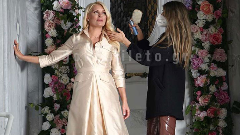 Ελένη Μενεγάκη: Φωτογραφίζεται με Celia Kritharioti στο κέντρο της Αθήνας