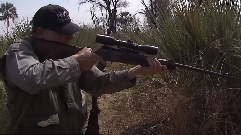 ΗΠΑ: Οργή για το βίντεο με τον επικεφαλής του λόμπι των όπλων να πυροβολεί ελέφαντα