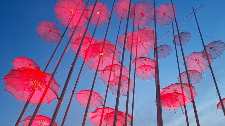 Θεσσαλονίκη: Με κόκκινο χρώμα φωτίστηκαν οι «Ομπρέλες» του Ζογγολόπουλου Θεσσαλονίκη: Με κόκκινο χρώμα φωτίστηκαν οι «Ομπρέλες» του Ζογγολόπουλου