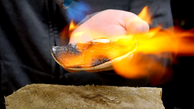 Άνδρας λιώνει κέρματα πάνω στο χέρι του