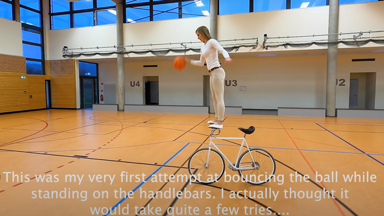 Η Viola βάζει ένα καλάθι από το ποδήλατό της