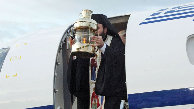 Χωρίς τιμές αρχηγού κράτους φτάνει το Σάββατο από τα Ιεροσόλυμα το Άγιο Φως