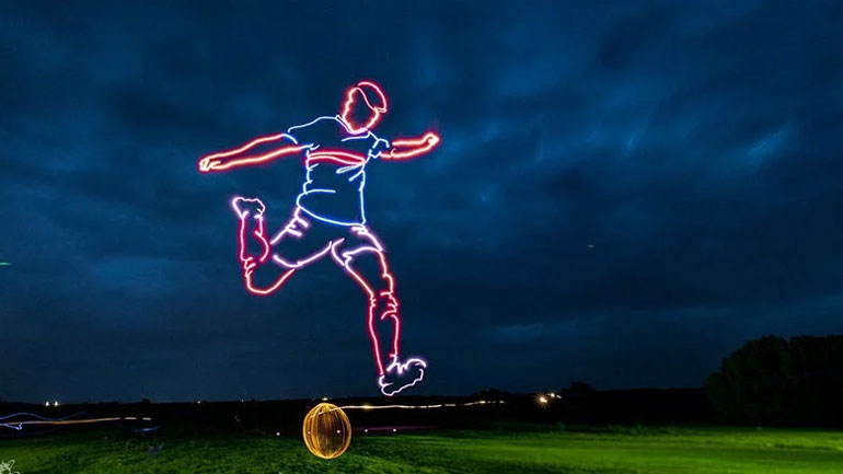 Πέντε drones σχημάτισαν στον ουρανό έναν γιγαντιαίο ποδοσφαιριστή