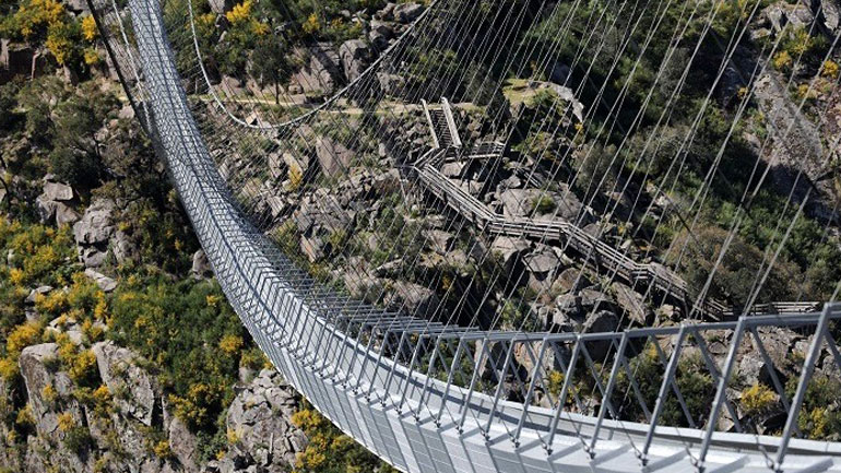 Πορτογαλία: Εγκαινιάστηκε η μακρύτερη κρεμαστή πεζογέφυρα στον κόσμο