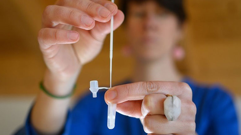 Διαγνωστικά τεστ σε θάλαμο θα εντοπίζουν μεταδότες του κορωνοϊού σε ένα λεπτό – Αρκεί μόνο να φωνάζουν ή να τραγουδούν