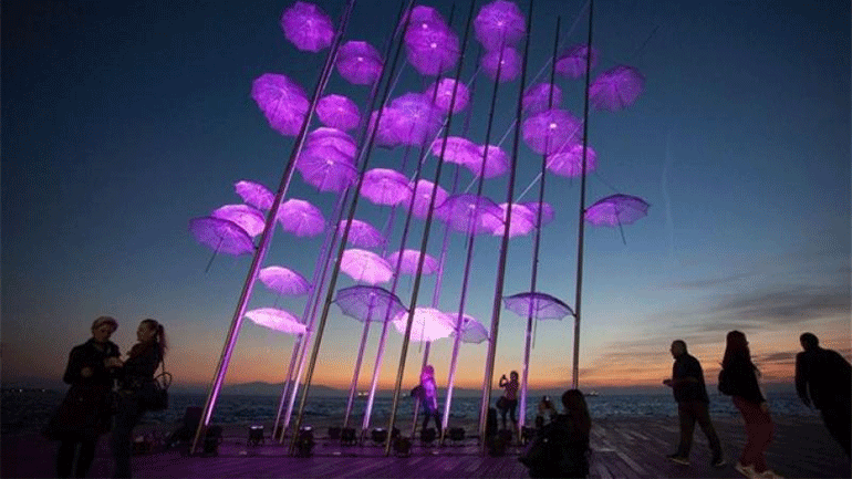 Θεσσαλονίκη: Στα χρώματα του Πάσχα φωτίζονται οι «Ομπρέλες» του Ζογγολόπουλου στη Νέα Παραλία