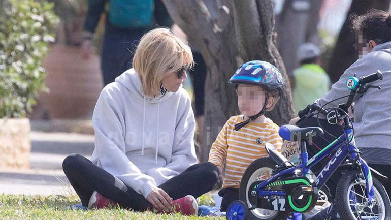 Βίκυ Καγιά: Όμορφες στιγμές στη Βουλιαγμένη παρέα με τα παιδιά της