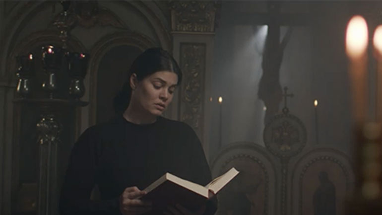 Ο Θρήνος της Παναγίας, στη δημοτική, από τη Μαρία Κορινθίου για την «ΑΠΟΣΤΟΛΗ»