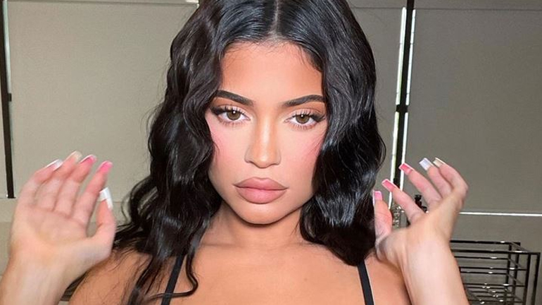 H Kylie Jenner μόλις δοκίμασε το hot makeup trend που έκανε comeback από τα 90s