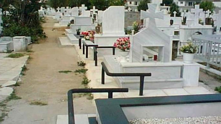 Πάτρα: Κατάφεραν και… τράκαραν μέσα σε νεκροταφείο!